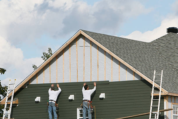 Professional Vinyl Siding technician working in Lawrenceville, IL